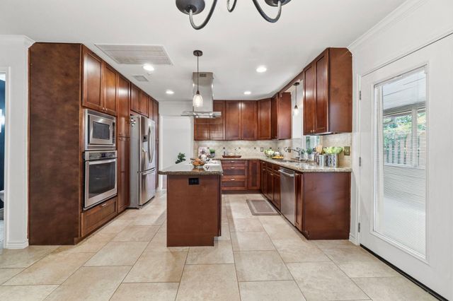 11 Thorn Berry Place, The Woodlands, TX 77381