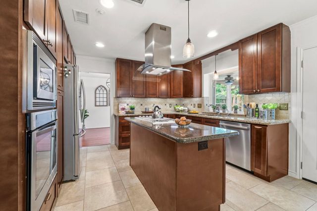 11 Thorn Berry Place, The Woodlands, TX 77381