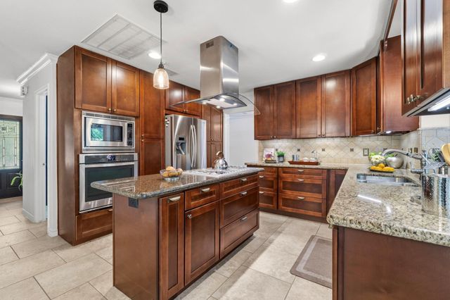 11 Thorn Berry Place, The Woodlands, TX 77381