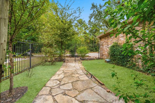 11 Thorn Berry Place, The Woodlands, TX 77381