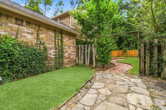11 Thorn Berry Place, The Woodlands, TX 77381