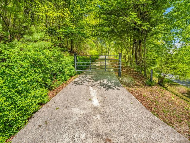 2304 Mountain Page Road, Saluda, NC 28773