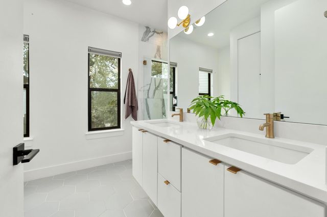 1183 Oakgrove Ave 2, Austin, TX 78702