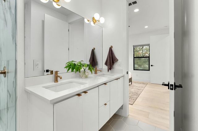 1183 Oakgrove Ave 2, Austin, TX 78702