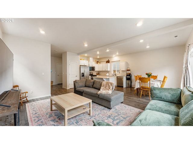 2983 FENYA St, Springfield, OR 97477