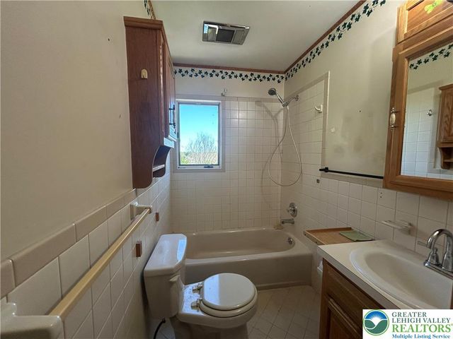 544 Moorestown Drive, Moore Twp, PA 18014