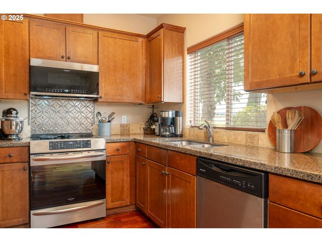 2858 Se JASMINE Ave, Gresham, OR 97080
