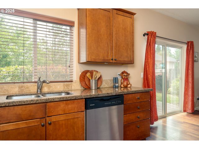 2858 Se JASMINE Ave, Gresham, OR 97080