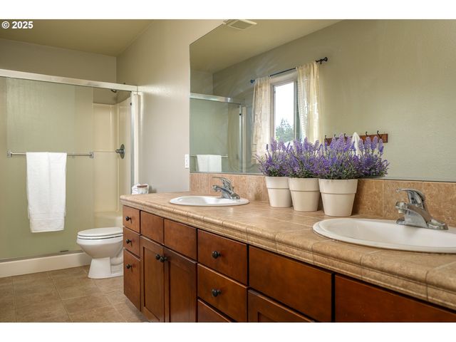2858 Se JASMINE Ave, Gresham, OR 97080