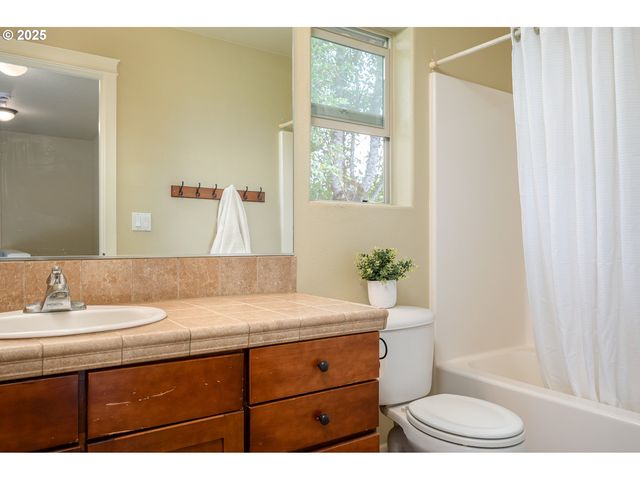 2858 Se JASMINE Ave, Gresham, OR 97080