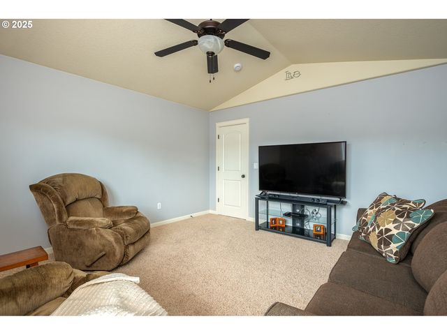2858 Se JASMINE Ave, Gresham, OR 97080