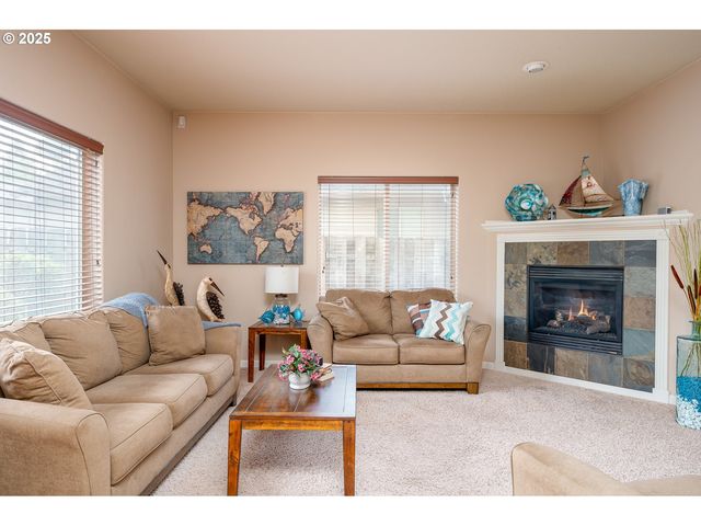2858 Se JASMINE Ave, Gresham, OR 97080