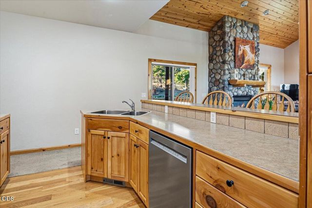 3560 SW Hillcrest Court, Redmond, OR 97756