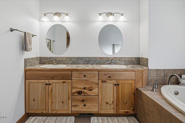 3560 SW Hillcrest Court, Redmond, OR 97756