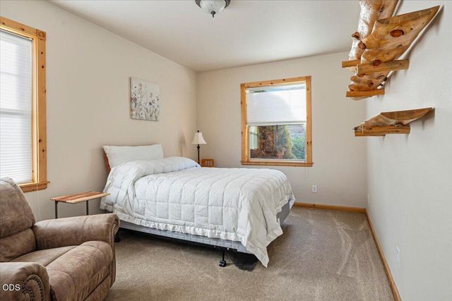 3560 SW Hillcrest Court, Redmond, OR 97756