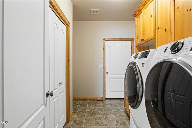 3560 SW Hillcrest Court, Redmond, OR 97756