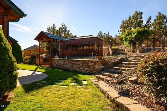 3560 SW Hillcrest Court, Redmond, OR 97756