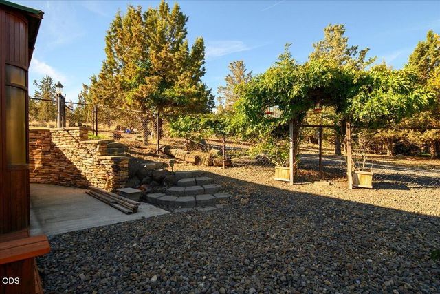 3560 SW Hillcrest Court, Redmond, OR 97756