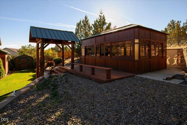 3560 SW Hillcrest Court, Redmond, OR 97756