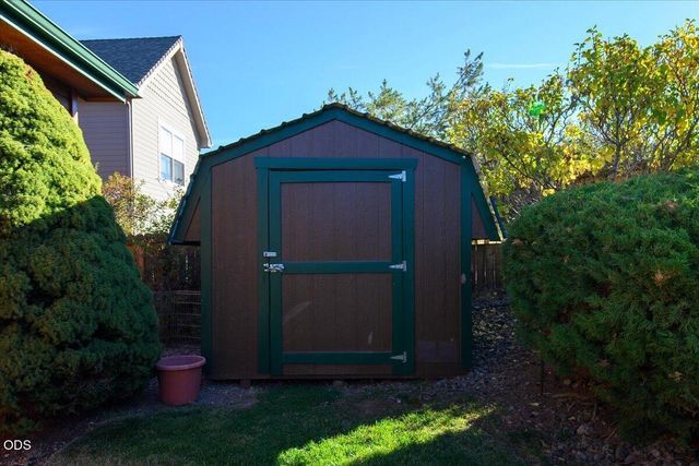 3560 SW Hillcrest Court, Redmond, OR 97756