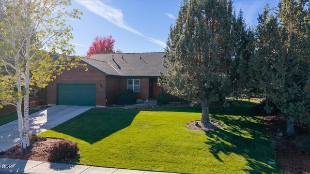 3560 SW Hillcrest Court, Redmond, OR 97756