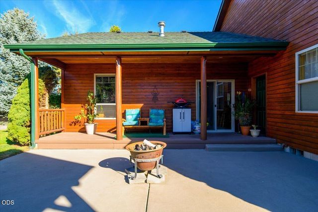 3560 SW Hillcrest Court, Redmond, OR 97756
