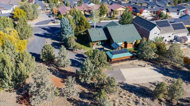 3560 SW Hillcrest Court, Redmond, OR 97756