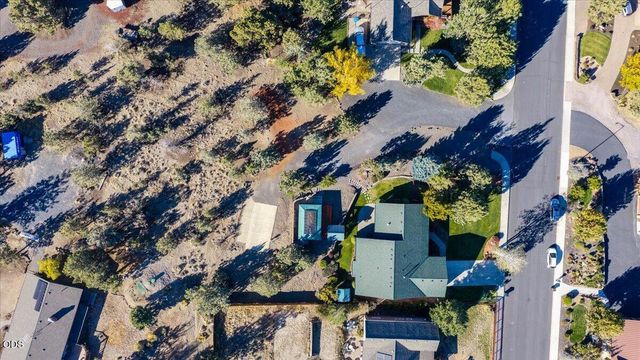 3560 SW Hillcrest Court, Redmond, OR 97756