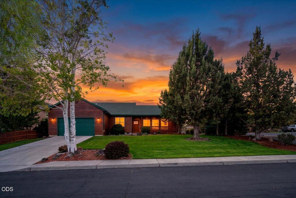 3560 SW Hillcrest Court, Redmond, OR 97756