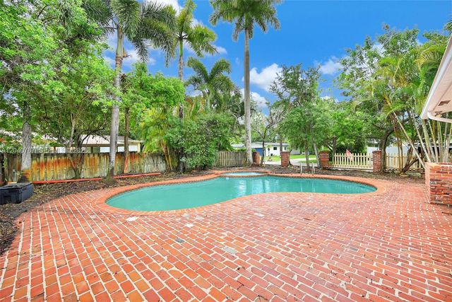 600 Petunia Dr, Plantation, FL 33317