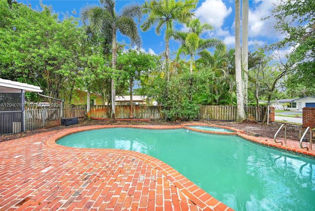 600 Petunia Dr, Plantation, FL 33317