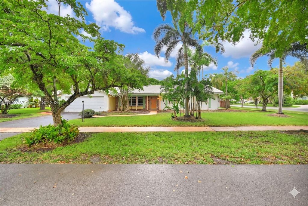 600 Petunia Dr, Plantation, FL 33317