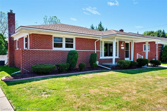 8224 N Evangeline Street, Dearborn Heights, MI 48127