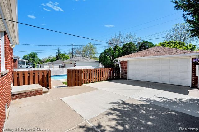 8224 N Evangeline Street, Dearborn Heights, MI 48127