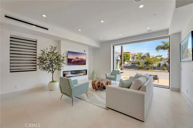 203 Indianapolis Avenue, Huntington Beach, CA 92648