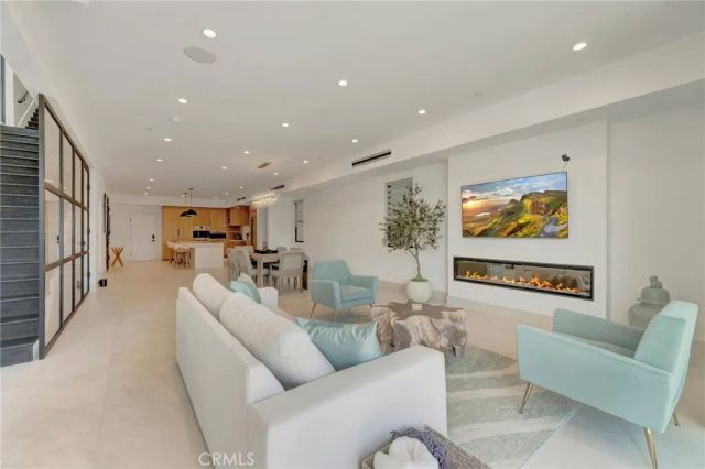 203 Indianapolis Avenue, Huntington Beach, CA 92648