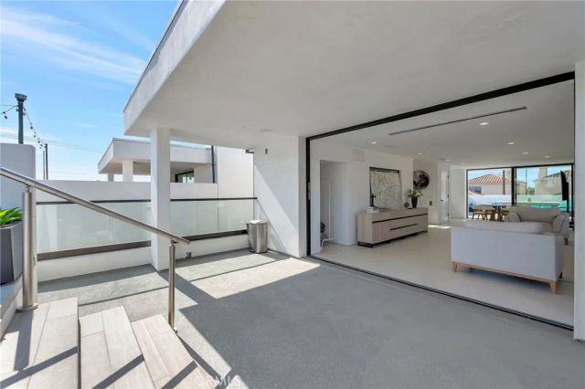 203 Indianapolis Avenue, Huntington Beach, CA 92648