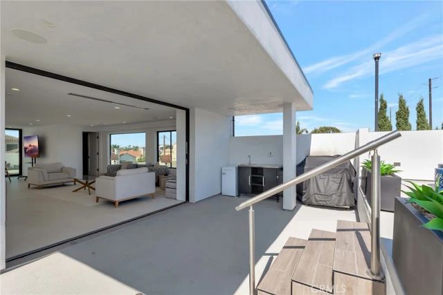 203 Indianapolis Avenue, Huntington Beach, CA 92648