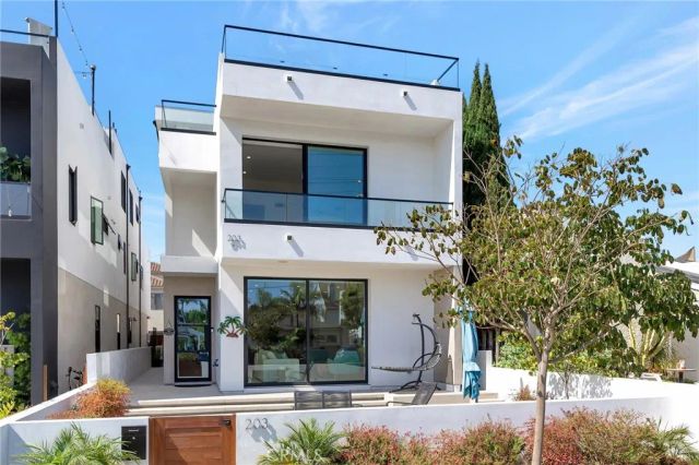 203 Indianapolis Avenue, Huntington Beach, CA 92648