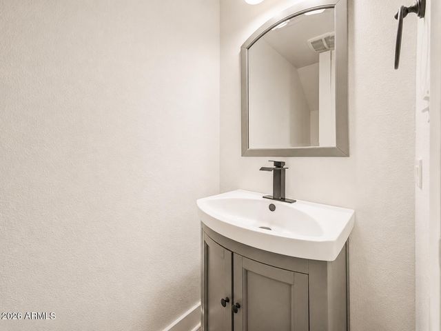 735 E NORTH Lane 2, Phoenix, AZ 85020