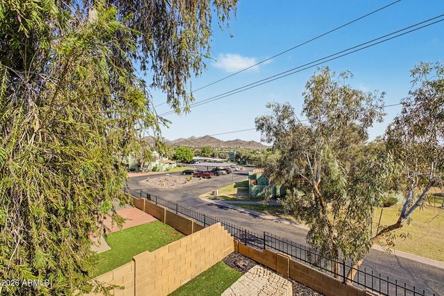 735 E NORTH Lane 2, Phoenix, AZ 85020