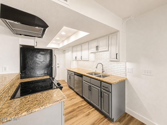 735 E NORTH Lane 2, Phoenix, AZ 85020
