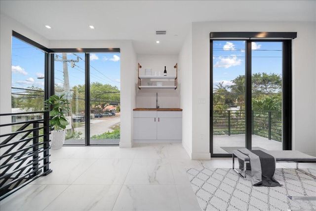 1052 N Victoria Park Road, Fort Lauderdale, FL 33304