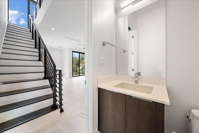 1052 N Victoria Park Road, Fort Lauderdale, FL 33304