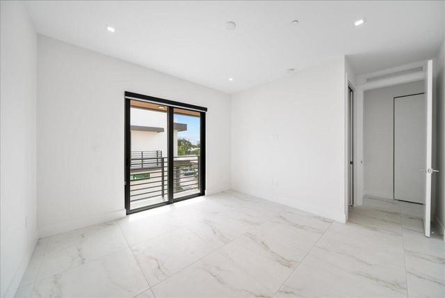 1052 N Victoria Park Road, Fort Lauderdale, FL 33304