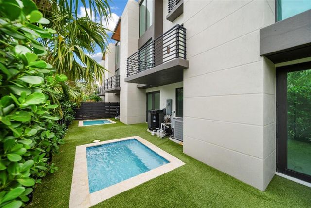 1052 N Victoria Park Road, Fort Lauderdale, FL 33304