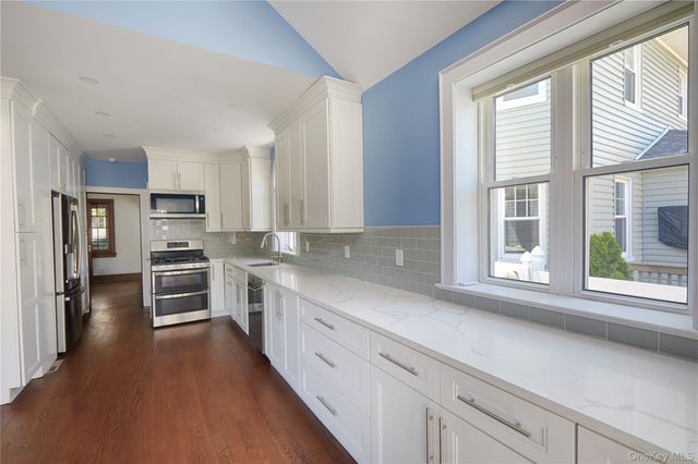 43 E Raleigh Avenue, Staten Island, NY 10310