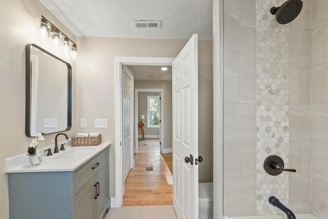 328 Oxford St N, Auburn, MA 01501