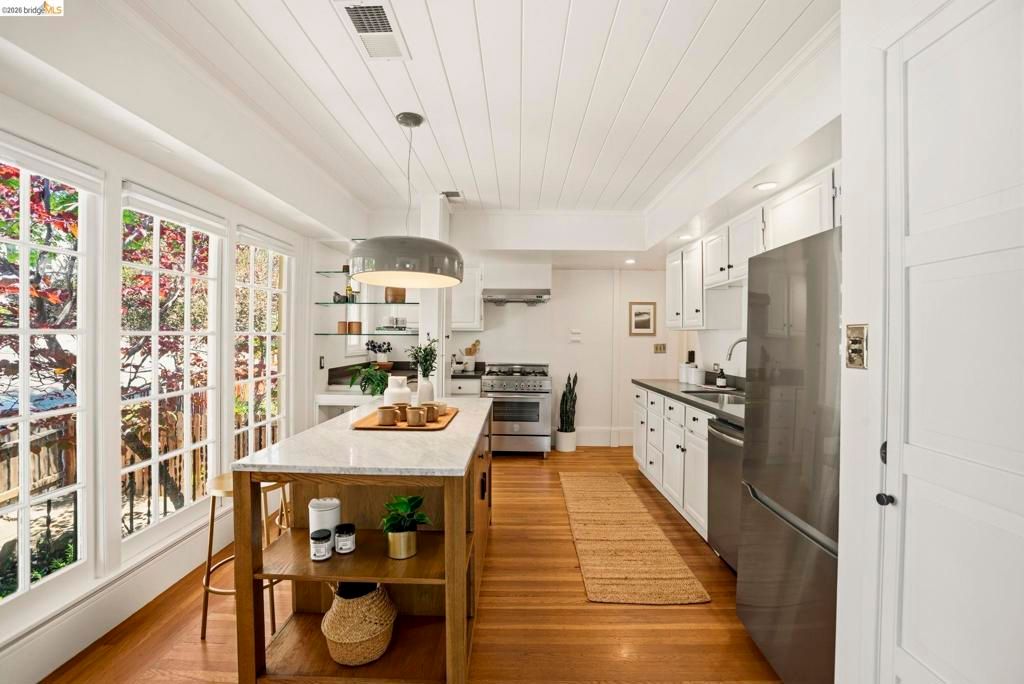 Image 11 of property listing at 1655 E 38th Street, Oakland, CA 94602