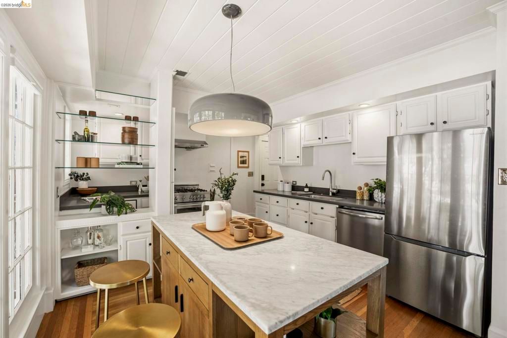 Image 15 of property listing at 1655 E 38th Street, Oakland, CA 94602